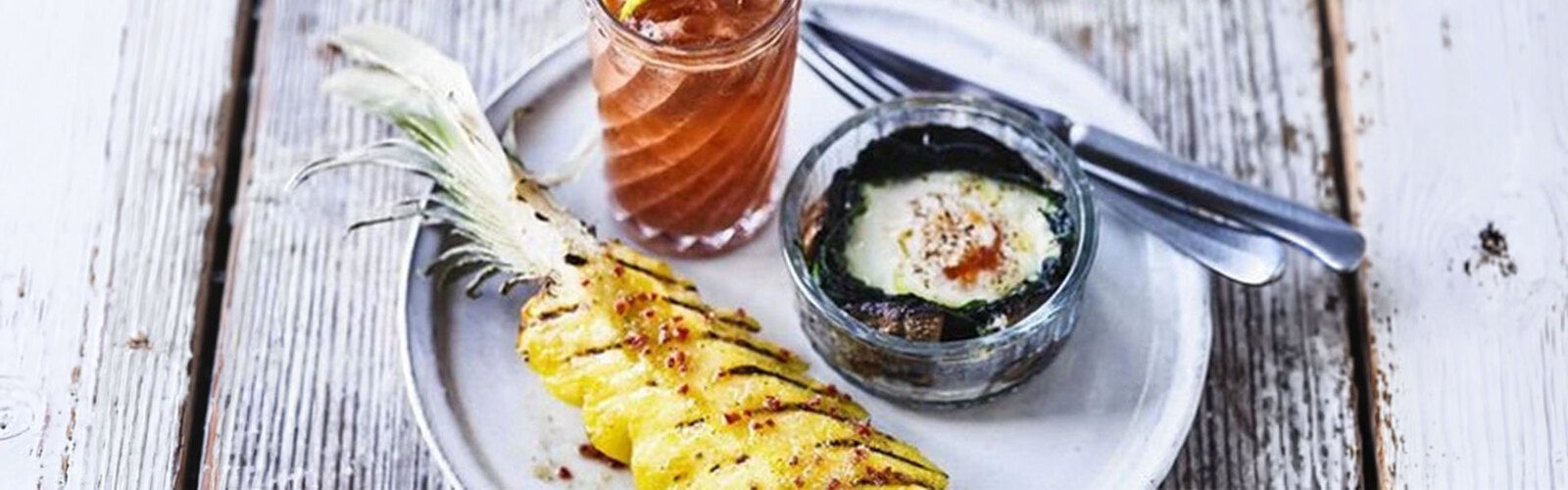 Grill-Brunch mit gefüllten Portobello-Pilzen