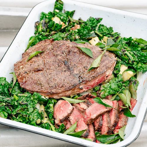 Rindersteaks mit Curryblättern und gegrilltem Zwiebel-Kohl-Salat
