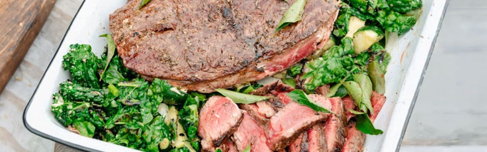 Rindersteaks mit Curryblättern und gegrilltem Zwiebel-Kohl-Salat