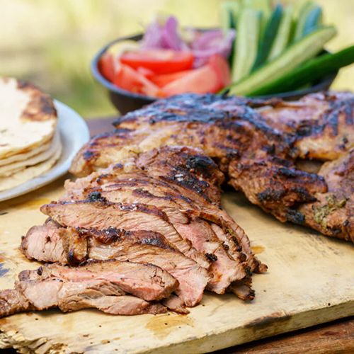 Gefülltes Lamm-Gyros mit gegrilltem Knoblauch-Tzatziki