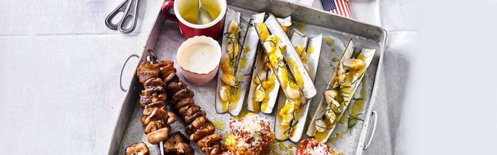 Hähnchenspieße mit Schwertmuscheln und gegrilltem Mais mit Nduja-Butter