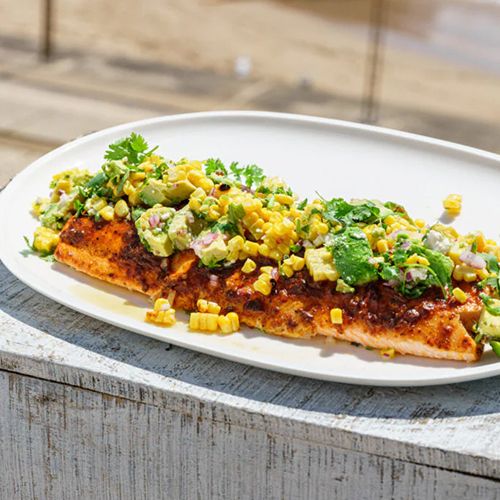Chipotle-Lachsfilet mit gegrilltem Mais-Avocado-Salat