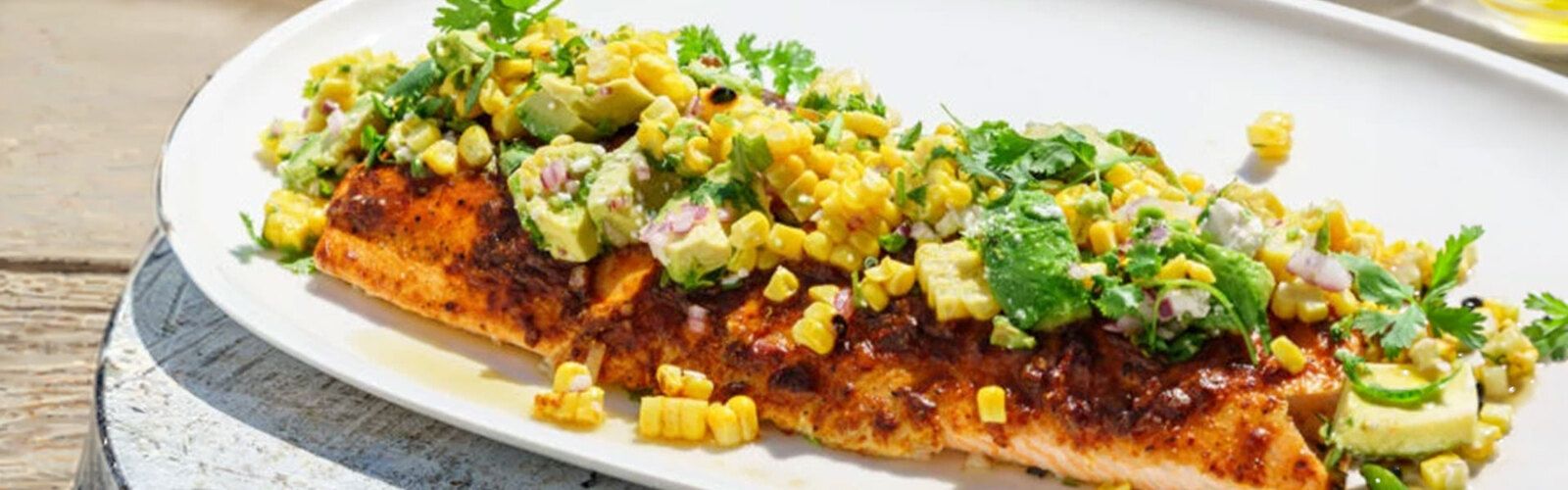 Chipotle-Lachsfilet mit gegrilltem Mais-Avocado-Salat