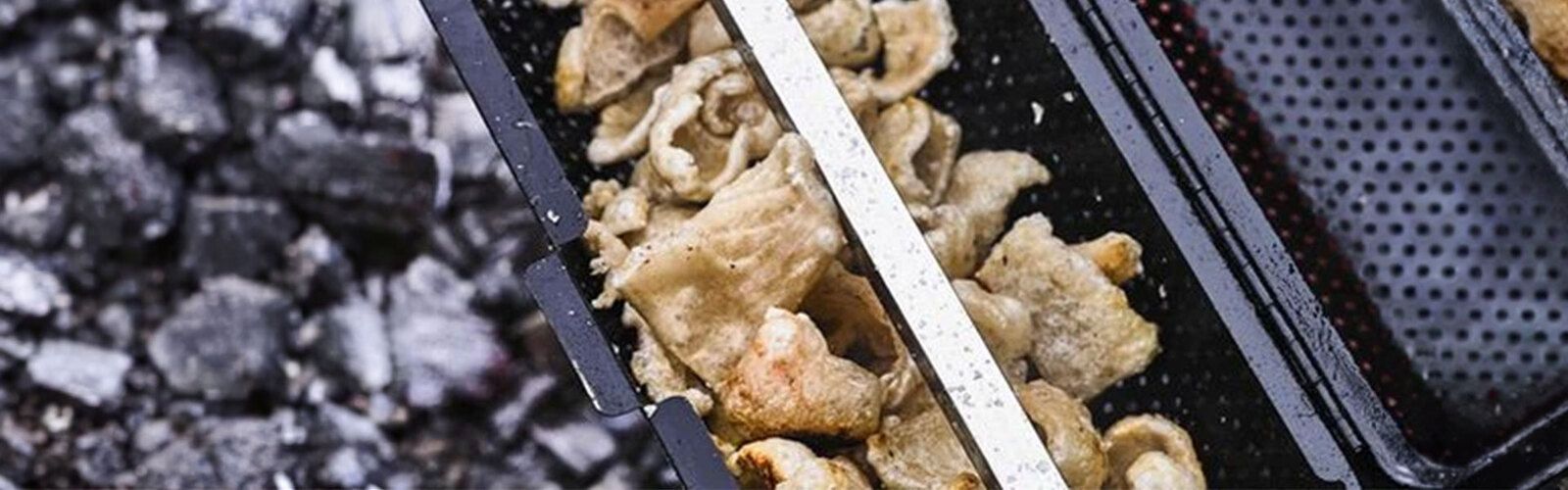 Gepuffte Schweineschwarte mit Salz und Essig
